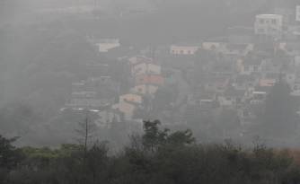 Fotografía que muestra la capa de humo causada por incendios forestales este lunes en Tegucigalpa (Honduras).