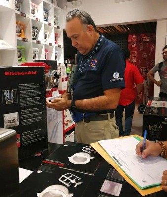 El personal técnico de la Acodeco visitó diversos agentes económicos para verificar el cumplimiento de la Ley 45 de 2007. El personal técnico de la Acodeco visitó diversos agentes económicos para verificar el cumplimiento de la Ley 45 de 2007.