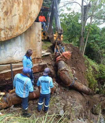 Tubería de 16 pulgadas que colapsó en Rogelio Sinán, la falla fue detectada el miércoles 21 de junio. Tubería de 16 pulgadas que colapsó en Rogelio Sinán, la falla fue detectada el miércoles 21 de junio.