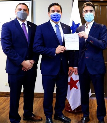 En la entrega de dividendos participaron: Esteban Barrientos Moreno, gerente general de ENSA; José Luis Lloret, gerente de Naturgy Panamá y Francisco Álvarez, director de DICRE del MEF. En la entrega de dividendos participaron: Esteban Barrientos Moreno, gerente general de ENSA; José Luis Lloret, gerente de Naturgy Panamá y Francisco Álvarez, director de DICRE del MEF.