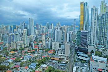 Además de su ubicación estratégica, Panamá cuenta con activos valiosos como una infraestructura digital de clase mundial, estabilidad macroeconómica, una economía dolarizada y otros. Además de su ubicación estratégica, Panamá cuenta con activos valiosos como una infraestructura digital de clase mundial, estabilidad macroeconómica, una economía dolarizada y otros.