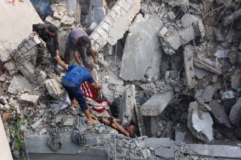 Al menos 101 muertos han sido trasladados a los hospitales, incluidos 35 niños. Al menos 101 muertos han sido trasladados a los hospitales, incluidos 35 niños.