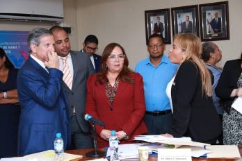 Miembros de la Comisión de Credenciales discuten cambios al reglamento interno. Miembros de la Comisión de Credenciales discuten cambios al reglamento interno.