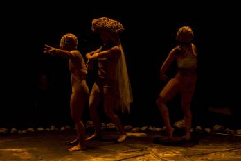 Umbral es una obra que se inspira en el dolor y la resiliencia. Umbral es una obra que se inspira en el dolor y la resiliencia.