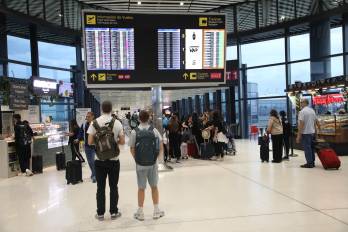 Las aerolíneas recomiendan llegar con al menos tres horas de anticipación. Las aerolíneas recomiendan llegar con al menos tres horas de anticipación.