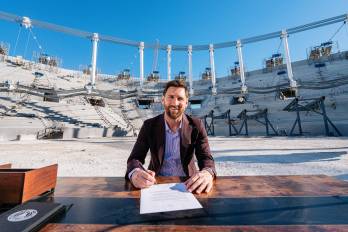Lionel Messi firmado su renovación con el Inter Miami en el futuro estadio del equipo, el Miami Freedom Park. Lionel Messi firmado su renovación con el Inter Miami en el futuro estadio del equipo, el Miami Freedom Park.