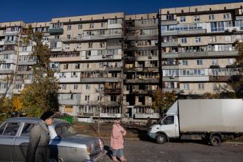 Residentes locales pasan junto a un edificio residencial dañado tras un ataque con drones en Kiev, el 26 de octubre de 2025, en medio de la invasión rusa de Ucrania. Residentes locales pasan junto a un edificio residencial dañado tras un ataque con drones en Kiev, el 26 de octubre de 2025, en medio de la invasión rusa de Ucrania.