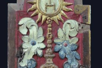 Puerta de sagrario que conserva el Museo de Arte Religioso Colonial y que presenta diseños ngobe buglés. Puerta de sagrario que conserva el Museo de Arte Religioso Colonial y que presenta diseños ngobe buglés.