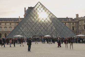 El museo del Louvre de París es el más visitado del mundo. El museo del Louvre de París es el más visitado del mundo.
