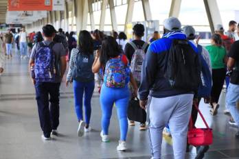 Para equilibrar descanso y eficiencia operativa en días festivos, las empresas optan por jornadas reducidas (50 %), trabajo híbrido (37 %) y home office (13 %). Para equilibrar descanso y eficiencia operativa en días festivos, las empresas optan por jornadas reducidas (50 %), trabajo híbrido (37 %) y home office (13 %).