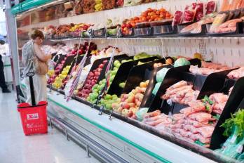 La Ley 6 de 1987 otorga una serie de descuentos a todas las mujeres de 55 años o más, los hombres de 60 años o más y todos los jubilados y pensionados, sin distinción. La Ley 6 de 1987 otorga una serie de descuentos a todas las mujeres de 55 años o más, los hombres de 60 años o más y todos los jubilados y pensionados, sin distinción.