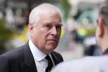 El hijo de la reina Isabel II pasará a ser identificado únicamente como Andrés Mountbatten Windsor. El hijo de la reina Isabel II pasará a ser identificado únicamente como Andrés Mountbatten Windsor.