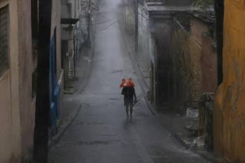 Lluvia en Santiago de Cuba, Cuba. EFE/Ernesto Mastrascusa Lluvia en Santiago de Cuba, Cuba. EFE/Ernesto Mastrascusa