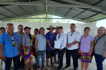 La ministra de Gobierno, Dinoska Montalvo, junto a líderes comunitarios indígenas. La ministra de Gobierno, Dinoska Montalvo, junto a líderes comunitarios indígenas.