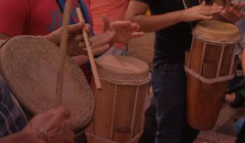 La práctica del tambor en Panamá es el resultado de muchas tradiciones y diversas culturas que tuvieron contacto con Panamá a través del mar y los puertos de la época.
