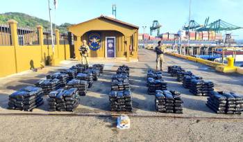 Vista del decomiso de 812 paquetes de presunta sustancia ilícita fueron decomisados en el sur de Punta Coco.