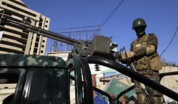 Un soldado hutí patrulla en un vehículo con una ametralladora durante una protesta tras los ataques aéreos contra los rebeldes en Yemen por parte de Estados Unidos y el Reino Unido, en Saná, el 12 de enero de 2024.