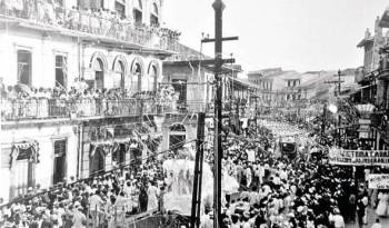 Desfile de carrozas en el Carnaval de la Ciudad de Panamá alrededor de 1920.