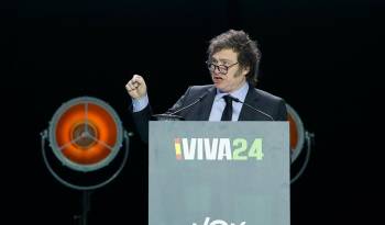 El presidente de Argentina, Javier Milei pronuncia un discurso durante la manifestación del partido de extrema derecha español Vox .