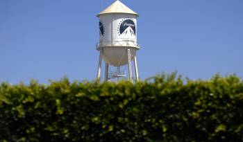 Una torre de agua que muestra el logotipo de Paramount se ve detrás de los árboles en Paramount Studios, en una fotografía de archivo.
