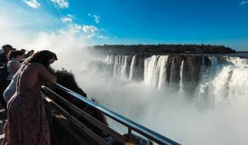 Fotografía de archivo fechada el 2 de julio de 2023 que muestra a turistas mientras observan las Cataratas de Iguazú.
