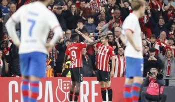 El delantero del Athletic Iñaki Williams (i) celebra su gol.