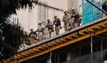 Obreros descansan en una obra de construcción el 7 de mayo de 2024 en Buenos Aires, Argentina.