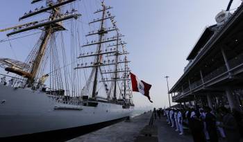 Fotografía de la llegada del buque escuela de la Armada Peruana (B.A.P.) 'Unión' este viernes al puerto de cruceros de Amador en la ciudad de Panamá.