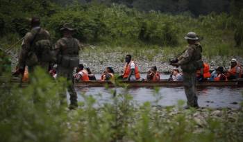 Agentes del Senafront custodian la llegada de migrantes luego de caminar por varios días la selva de Darién rumbo a Estados Unidos.