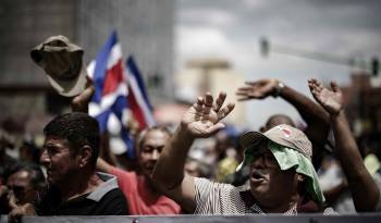 Personas participan de una manifestación de diversos sectores productivos este miércoles, en San José (Costa Rica).