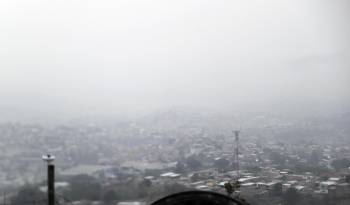 Fotografía del 8 de mayo de 2024 que muestra la capa de humo y contaminación que cubre la ciudad de Tegucigalpa (Honduras).