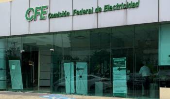 Imagen de archivo del exterior de una sucursal de la Comisión Federal de Electricidad (CFE), en Ciudad de México.