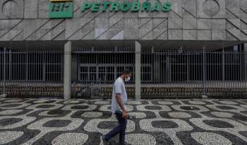 Una persona camina frente a la sede de Petrobras en Río de Janeiro, Brasil.