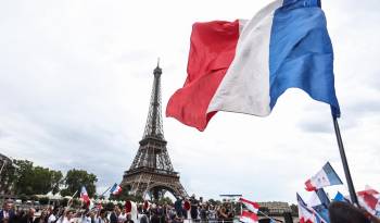 París 2024 organiza un desfile en el que los atletas dan la bienvenida a la Antorcha Olímpica.