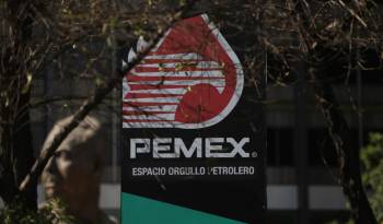El logo de Pemex cerca al busto del General Lázaro Cárdenas, en las oficinas generales de Pemex en México.