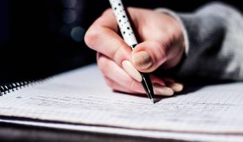 Escribir a mano es saber elegir el papel adecuado, la pluma correcta y hasta la tinta ideal para hacerlo.