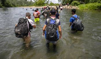 Migrantes cruzan el río Tuquesa cerca del pueblo de Bajo Chiquito, el primer control fronterizo de la provincia de Darién en Panamá, el 21 de septiembre de 2023.