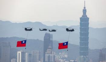 Los helicópteros Chinook de la Fuerza Aérea de Taiwán portan banderas nacionales mientras realizan un sobrevuelo durante un ensayo antes de la toma de posesión del presidente electo William Lai en Taipei, Taiwán, el 17 de mayo de 2024.