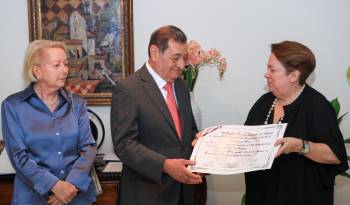 Jackeline de Jaén, Omar Jaén Suárez, y la embajadora María Ramona Franco