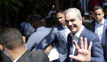 El presidente dominicano y candidato a la reelección, Luis Abinader, sale tras votar este domingo en un centro electoral en la Secundaria Babeque, en Santo Domingo.