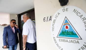 Abogados y el vocero del expresidente Ricardo Martinelli acudieron ayer a la embajada de Nicaragua en Panamá.