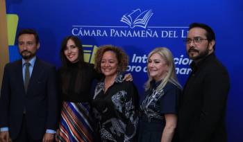 El embajador de España en Panamá, Guzmán Palacios, y Orit Btesh junto a reconocidos escritores locales como Chery Lewis, Isabella Burgos y Miguel Esteban González.