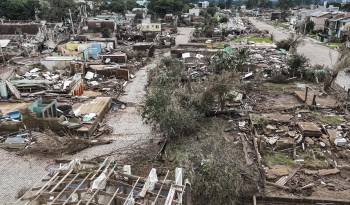 Fotografía aérea que muestra casas destruidas tras las inundaciones en Brasil.