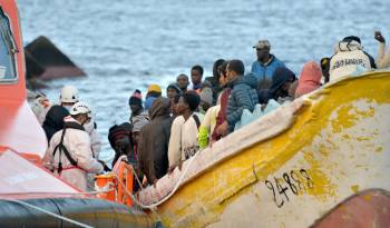 Una embarcación con 156 migrantes llega al puerto marítimo de La Restinga, en el municipio de El Pinar, en la isla canaria de El Hierro.