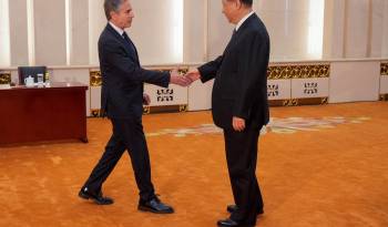 El secretario de Estado de Estados Unidos, Antony Blinken (izq.), le da la mano al presidente de China, Xi Jinping, en el Gran Salón del Pueblo de Beijing.