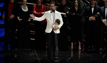 El director de cine español Juan Antonio Bayona pronuncia un discurso al recibir el premio a la Mejor Película por “La sociedad de la nieve”.