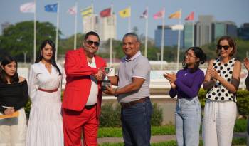 Juan Francisco Arias Díaz (i) entrega la copa del triunfo a Ernesto Fanilla, propietario de ‘Silver Wood’.
