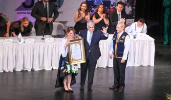 Mulino recibió el acta de proclamación por parte de la presidenta de la Junta Cabina de Escrutinio, Nivia Roxana Castrellón.
