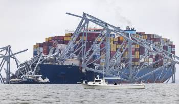 Los restos del puente Francis Scott Key encima del carguero Dali en Baltimore, Maryland este 27 de marzo de 2024.