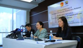 La embajadora del China, Xu Xueyuan (centro), durante una reunión con medios de comunicación este viernes.